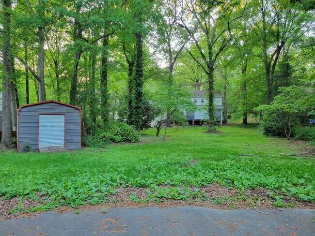 Building Photo - Huge 5 bedroom upgraded Colonial with larg...