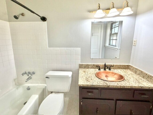 Building Photo - 5712 Robin Hop Ln