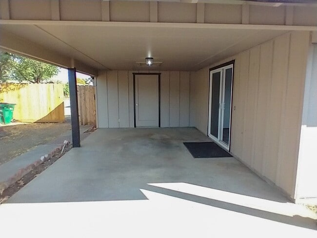 Building Photo - 2 Bedroom Orland Home