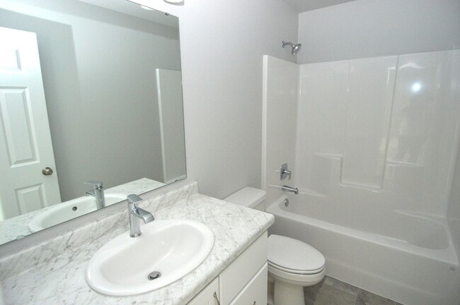 Building Photo - Beautiful 4 bed 2 bath Townhome for rent!