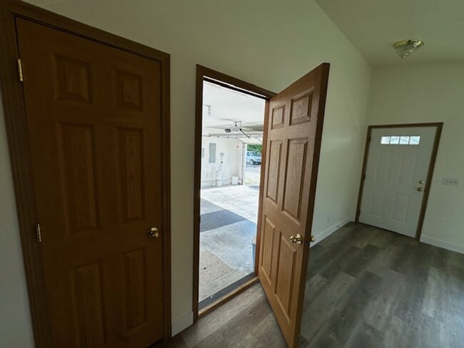 Building Photo - Clean 3 Bedroom 2 Bath Home In North Alban...