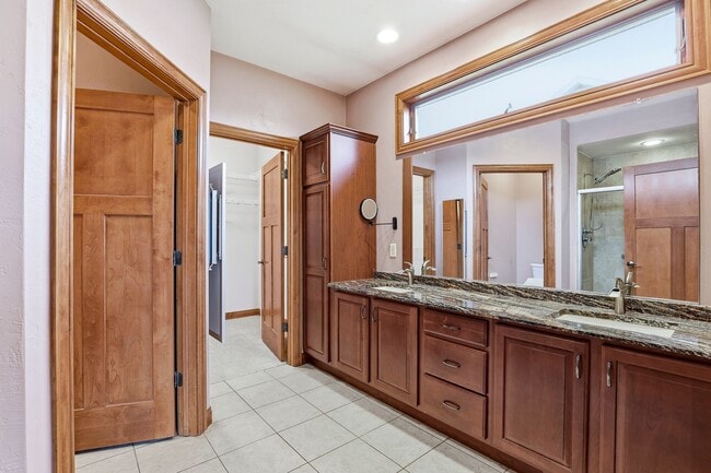 Building Photo - Stunning Appleton Home