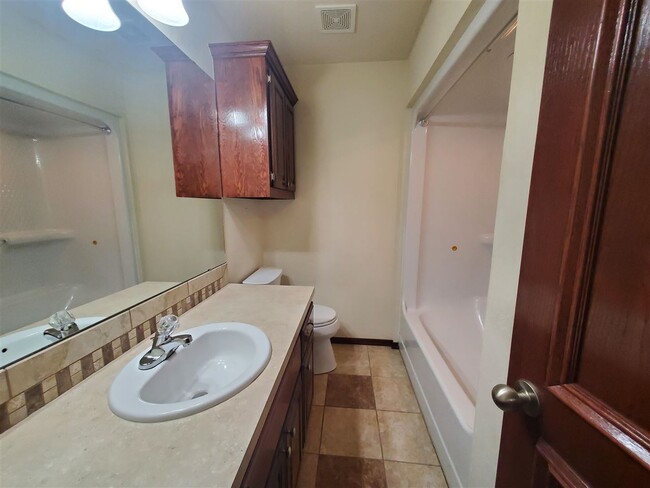 Building Photo - 2802 NE Scottsdale Cir