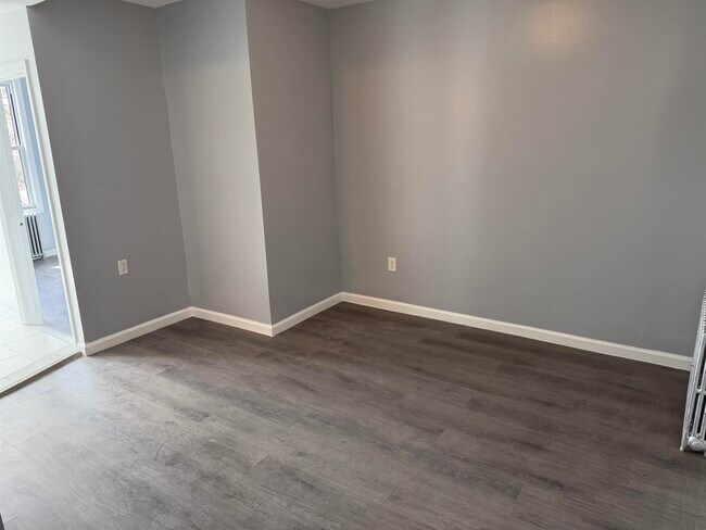 Building Photo - 419 4th St