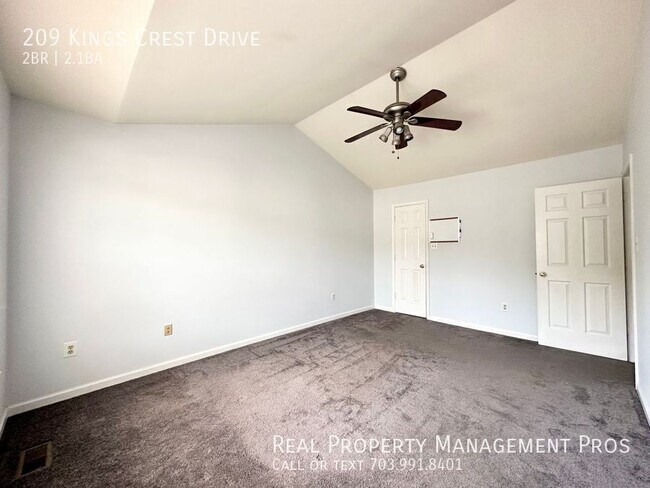 Building Photo - 209 Kings Crest Dr