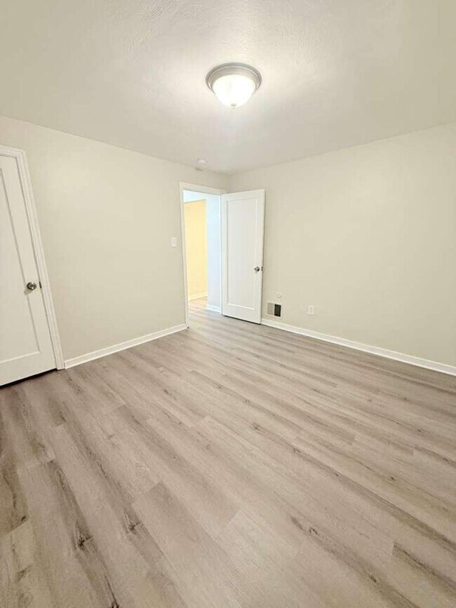 Building Photo - Spacious and beautifully updated 4-bedroom, 2-bath