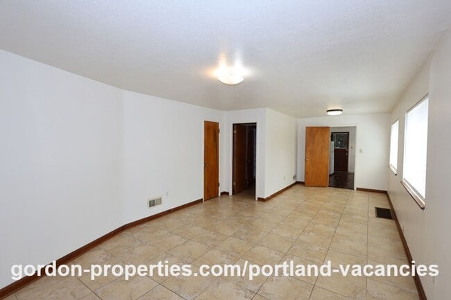 Building Photo - 2803 NE Hoyt St