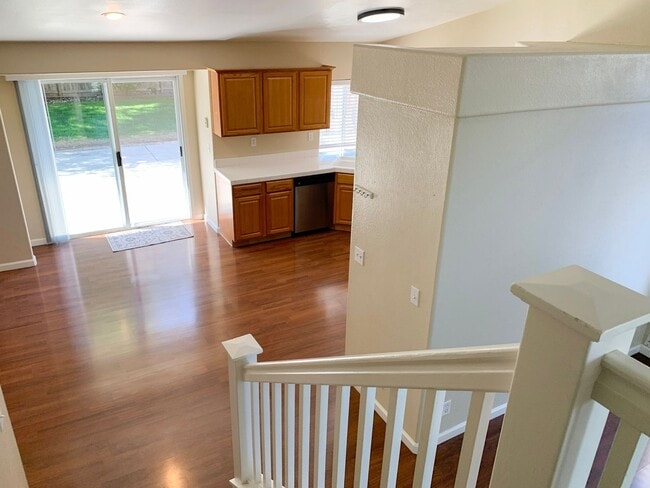 Building Photo - 4 Bedroom Home in Hollister with Huge Backyard!