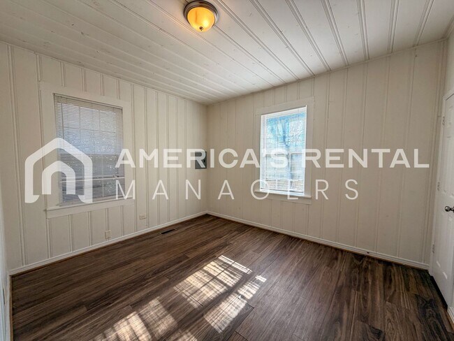 Building Photo - Charming & Spacious Graysville Home for Rent!