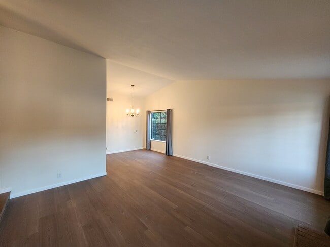 Building Photo - 3 Bonanza Ct