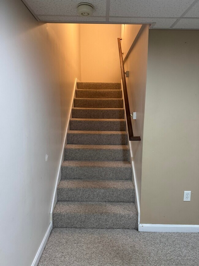 Building Photo - 16 High Bridge Hl