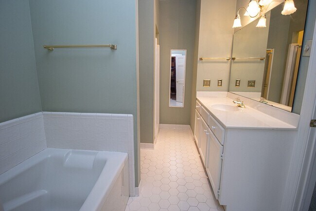 Building Photo - 2220 Montclair Dr
