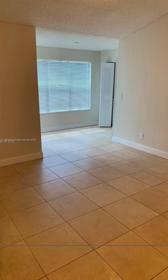 Building Photo - 12840 Vista Isles Dr