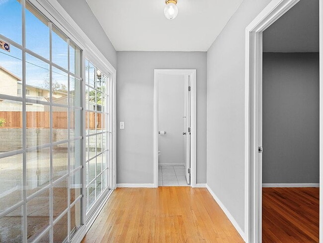 Building Photo - "Spacious 4-Bed, 3-Bath Oasis in Prime Los Angeles Location - 2080 Sq Ft of Comfort!"