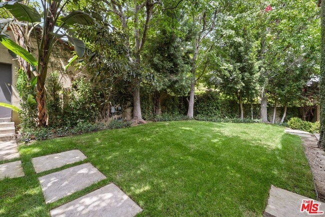 Building Photo - 1121 La Collina Dr