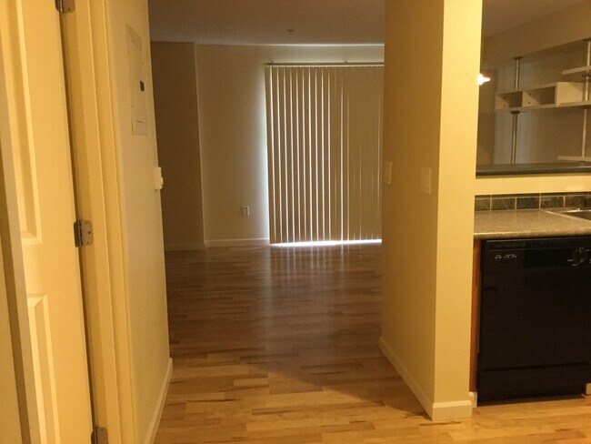 Building Photo - Beautiful Unit in Downtown Bellevue!