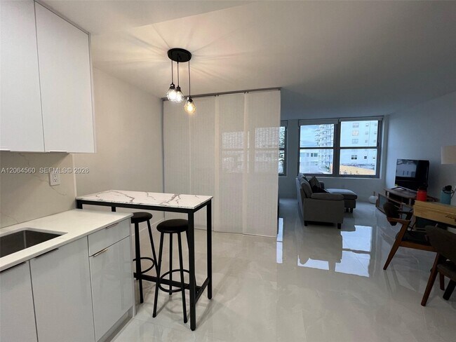 Building Photo - 2899 Collins Ave