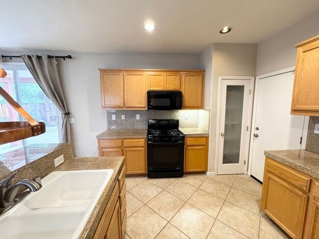 Building Photo - STUNNING & SPACIOUS 4 BEDROOM HOME IN LIVE...