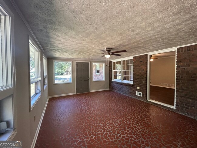 Building Photo - 2000 Forest Dr