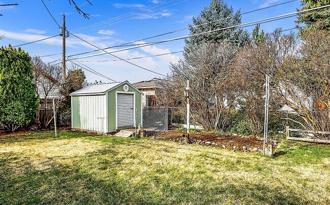 Building Photo - Beautiful 4 bedroom, 2 bath home in Southe...