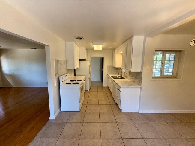Building Photo - 6109 Golden Dawn Way