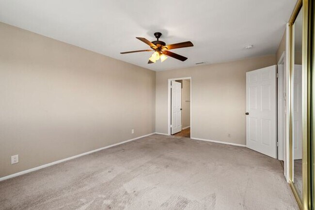 Building Photo - Top Floor Harbor View Condo 2 bed-2 bath