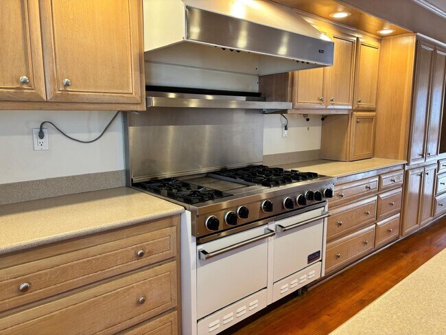 Building Photo - Welcome to this stunning 2 bedroom 2.5 bat...