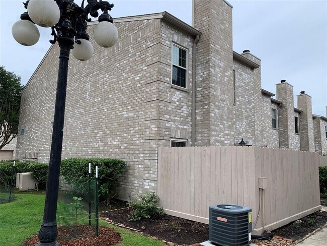 Building Photo - 3018 Holly Hall St