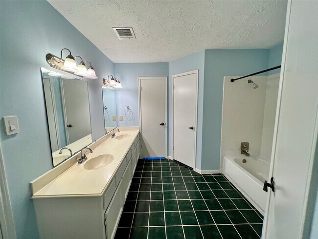 Building Photo - 21339 Park Mt Dr