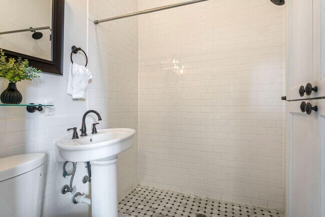 Building Photo - 715 St Charles Ave