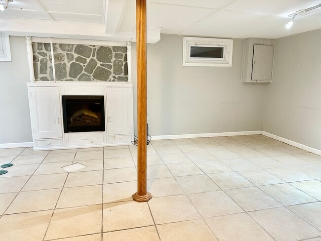 Building Photo - Updated 4 Bedroom House