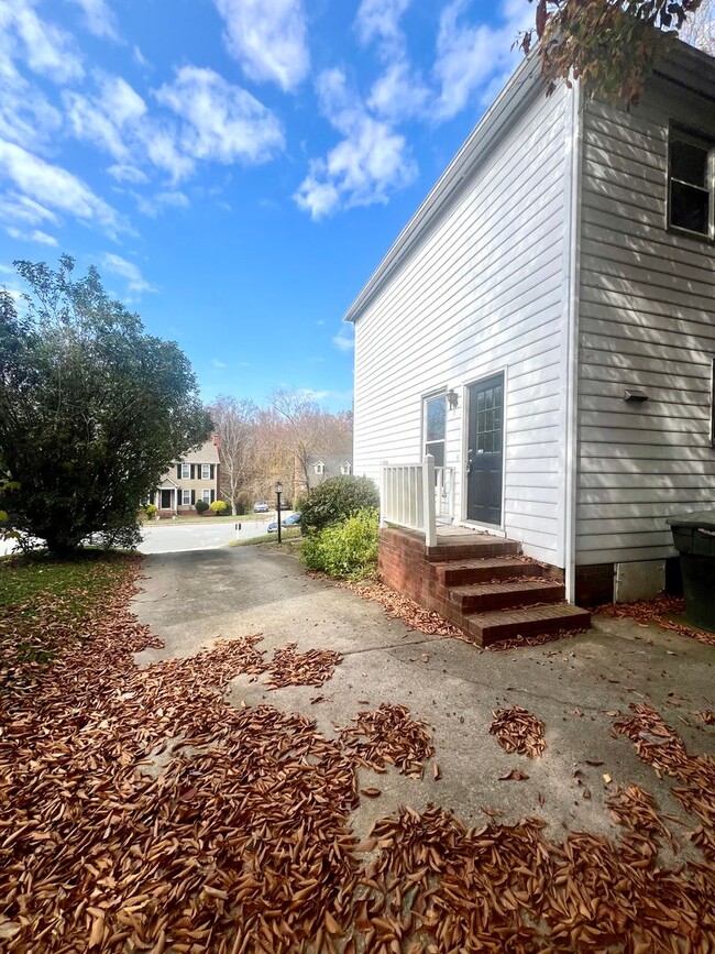 Building Photo - 3Br 2Ba Home with Fenced Backyard