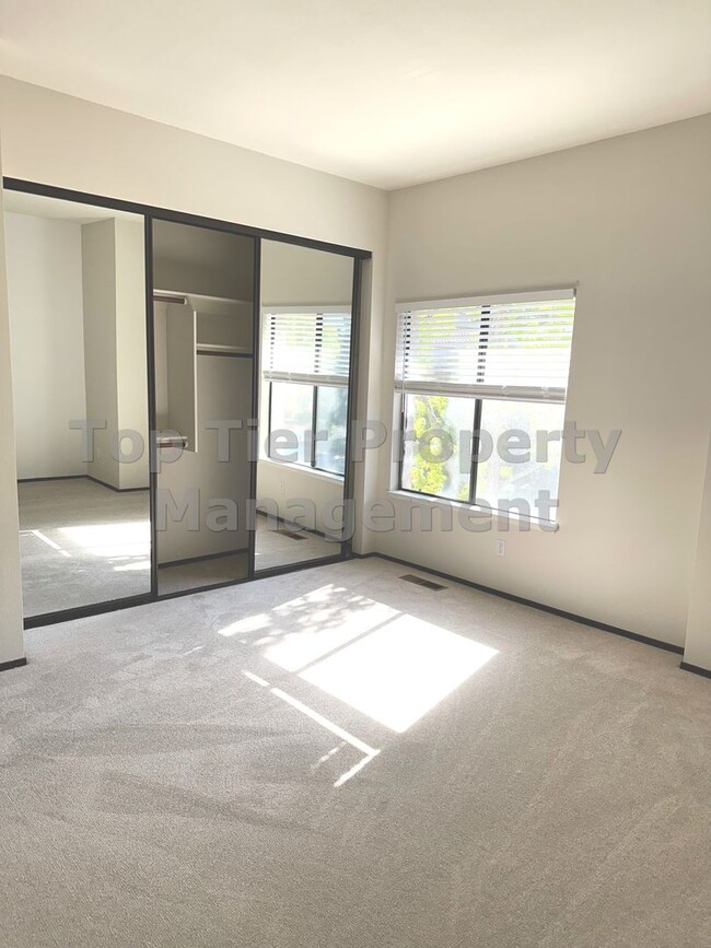 Building Photo - Very nice 2 bed, 2.5 bath, 1,178 sqft Walnut Creek Townhouse in desirable Main Chance Estates Dev...