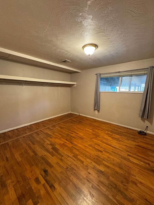 Building Photo - Cozy 3 Bedroom Duplex