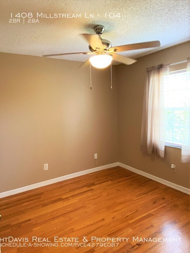 Building Photo - Lake Tiffany of Dunedin Offers 2/2!