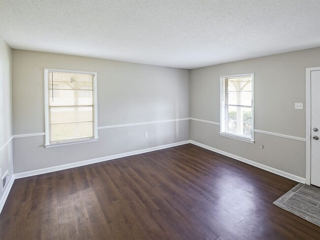 Building Photo - Fully updated 3 bed, 1.5 bath home with wo...