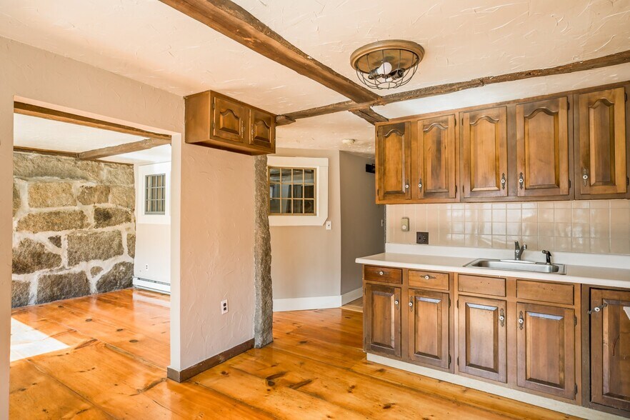 Building Photo - 475 Center St