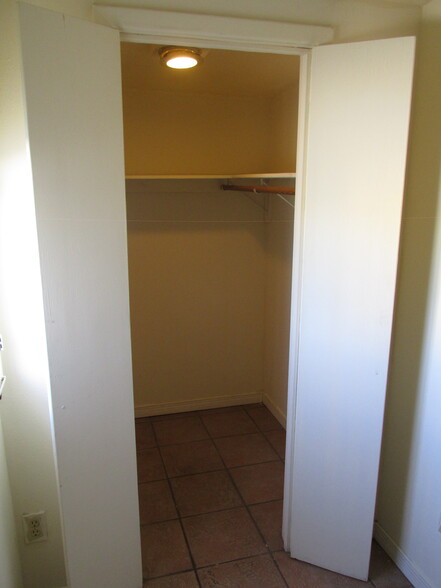 Building Photo - 3815 E Yandell Dr