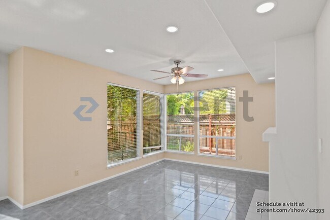 Building Photo - 914 Vista Pointe Dr