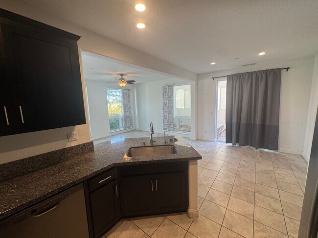 Building Photo - 3 bedroom | 3.5 bathroom | Davis Single Fa...