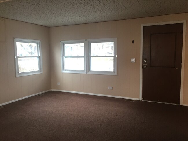 Building Photo - 5743 Sullivan Trail