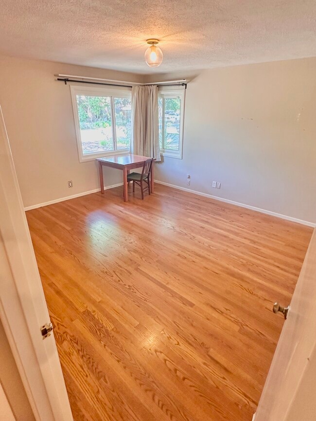 Building Photo - 991 Piedmont Dr