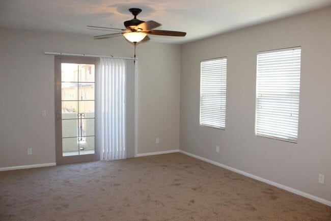 Building Photo - 3 Bd/3.5 Ba townhome w balcony & attached 2 car garage ~ Bishop
