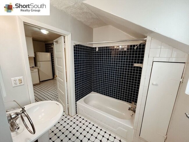 Building Photo - Updated 1 bed 1 bath apartment in Heritage Hill
