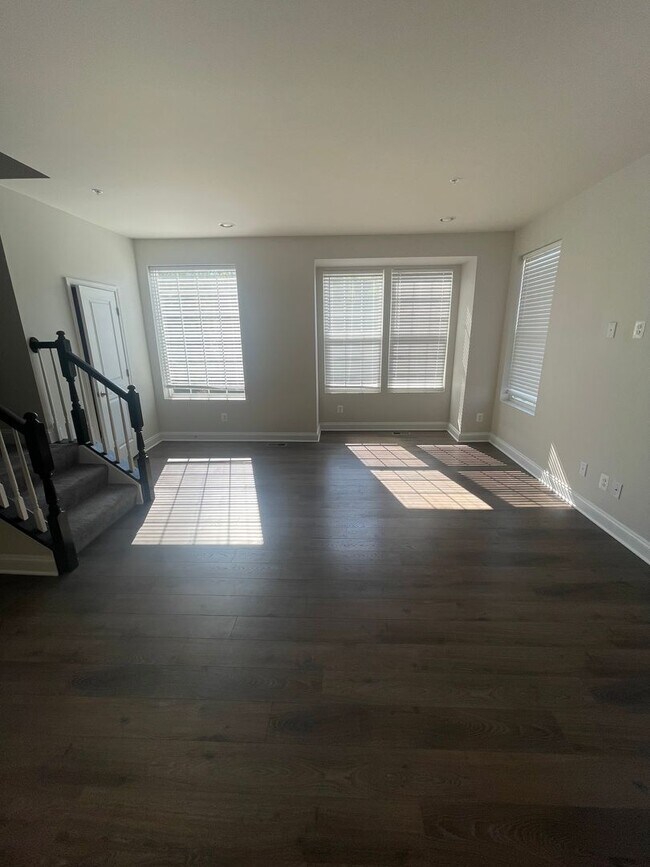 Building Photo - End of unit townhome in Trails at Beech Cr...