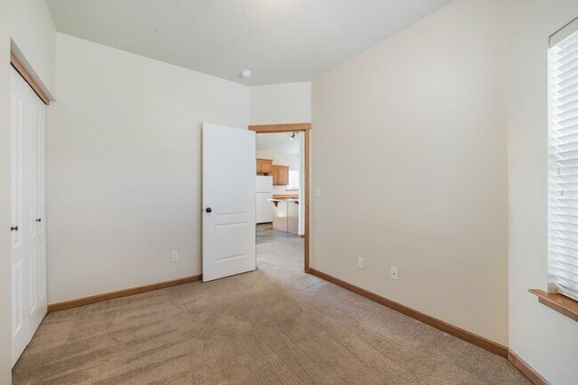 Building Photo - 3 bed 2 bath Crown Pointe Neighborhood with A/C