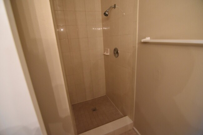 Building Photo - 423 Longwood Cir