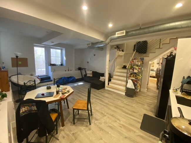 Building Photo - Spacious 3 Bed / 2 Bath | In-Unit Laundry | Fort Hill | 9/1