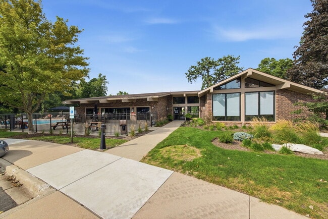 Building Photo - 125 Lakeview Dr