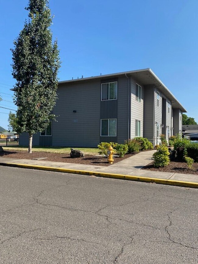 Building Photo - Must see modern apartment near pickleball courts and community amenities!